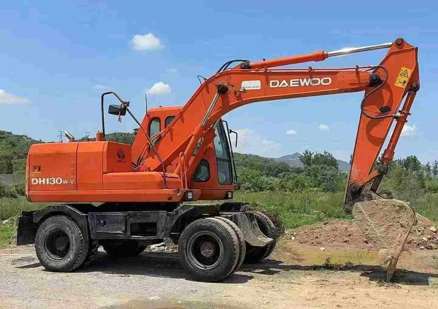 Daewoo DH130-5 Excavator